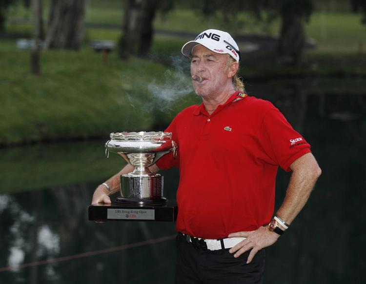 CIGARFØRING. Selvfølgelig var der ild i cigaren, da Miguel Angel Jimenez vandt i Hong Kong som den ældste på European Tour nogen sinde. 