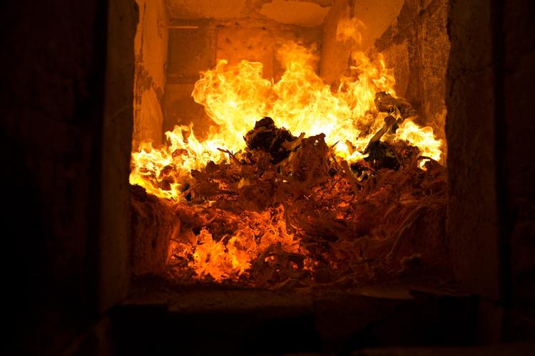 Tendens. I takt med at ejerne udvikler mere og mere menneskelige følelser for deres kæledyr, stiger behovet for sorgbearbejdelse i forbindelse med dyrenes dødsfald. Her brændes et kæledyr på  Ada's Kæledyrskrematorium i Hedehusene. 