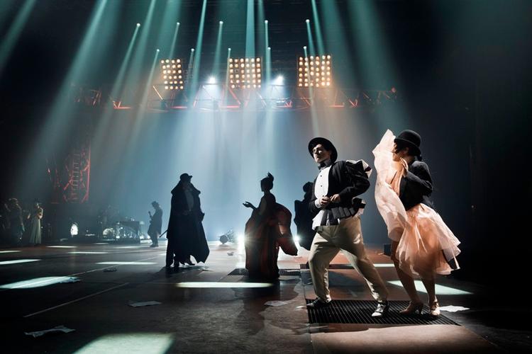 Scene. Laus Høybye og Jaleesa Johnson i den stort opsatte teaterkoncert 'Hey Jude'. 