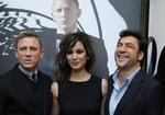 Film. Holdet bag den nyeste James Bond-film rider på en bølge. Fra venstre ses Caniel Craig, Bérénice Marlohe og Javier Bardem. 