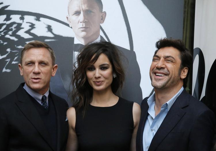 Film. Holdet bag den nyeste James Bond-film rider på en bølge. Fra venstre ses Caniel Craig, Bérénice Marlohe og Javier Bardem. 