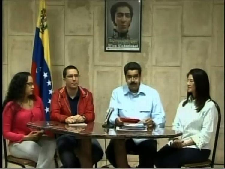 Video. Venezuelas vicepræsident,0 Nicolás Maduro (anden fra højre), har sendt en videofilmet meddelelse fra Cuba, hvor han forklarer, at Hugo Chávez stadig befinder sig i en skrøbelig tilstand. 