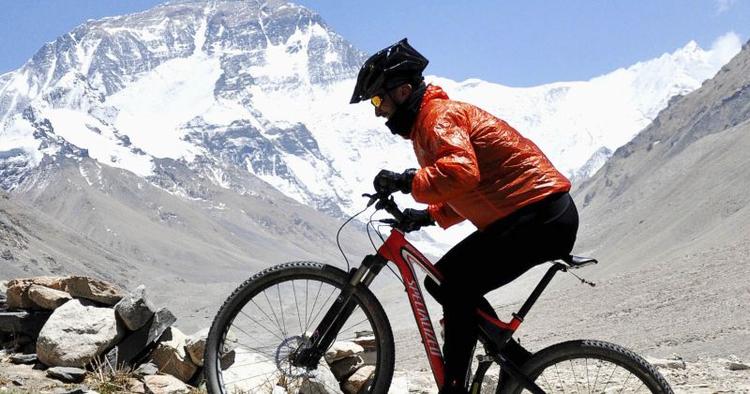 VILDT. Kør på mountainbike ad den mest dramatiske cykelrute til verdens højeste bjerg. 
