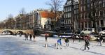 PÅ IS. Unge spiller hockey på den tilfrosne kanal i Amsterdam. Kender du til andre fede oplevelser i sneen? 