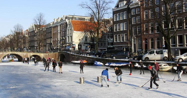 PÅ IS. Unge spiller hockey på den tilfrosne kanal i Amsterdam. Kender du til andre fede oplevelser i sneen? 