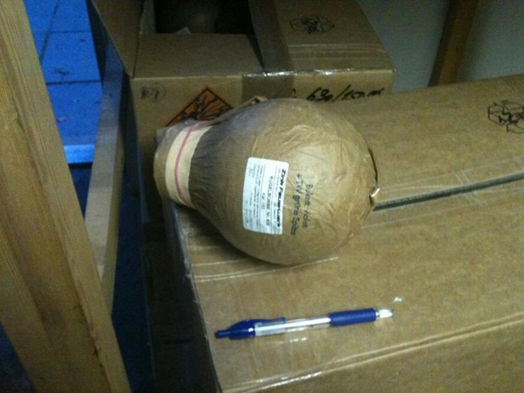 Advarsel. De kan springe dig i stykker, og lunten brænder hurtigt, så hvis du ser en af dem her i løbet af aftenen, så hold dig væk. Og ring til politiet. 