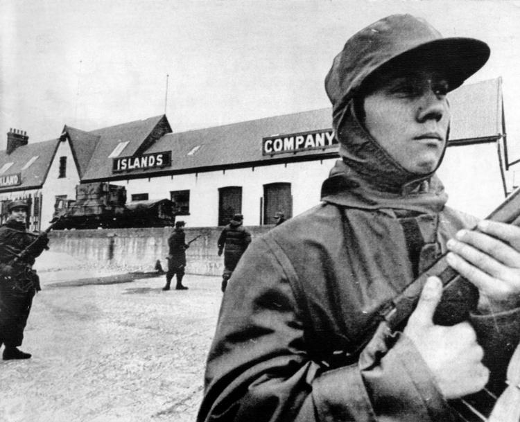 BESAT. Argentinske soldater på Falklandsøerne efter invasionen i 1982. Arkivfoto. 
