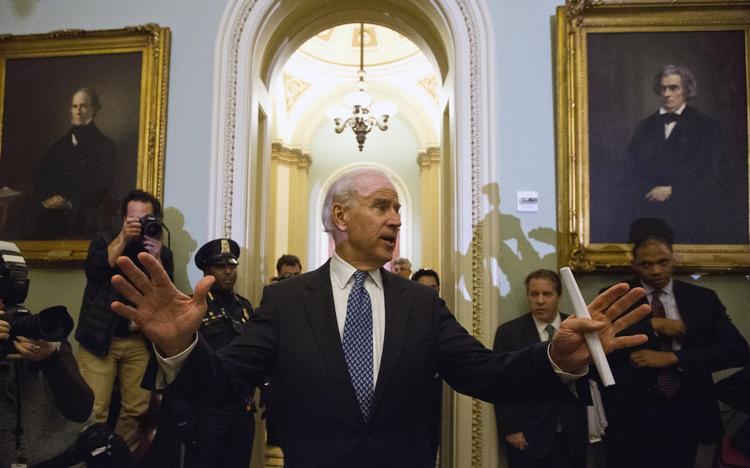 aftalemager. Vicepræsident Joe Biden ankom kort efter kl. 21 amerikansk tid til Capitol Hill i Washington for at orientere sine partifæller om aftalen. 