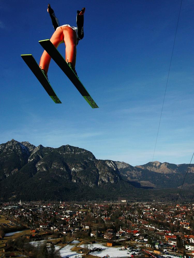 tømmermandspleje. Det er næsten meditativt at sidde i sofaen foran tv 1. januar efter nytårets udskejelser - og lade skihopperne flyve ud mod horisonten i Garmisch-Partenkirchen. 