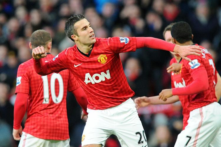 topscorer. Robin van Persie (midt) topper listen over Premier Leagues skarpeste skytter, mens Liverpools Luis Suarez og Swanseas Michu deler andenpladsen. 