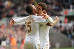 målscorere. Swanseas Wayne Routledge (tv) åbnede scoringen for Swansea i det, der lignede en sikker sejr. Men efter kampen skal Swansea være glad for, at Danny Graham (th) dukkede op i overtiden og sikrede uafgjort. 