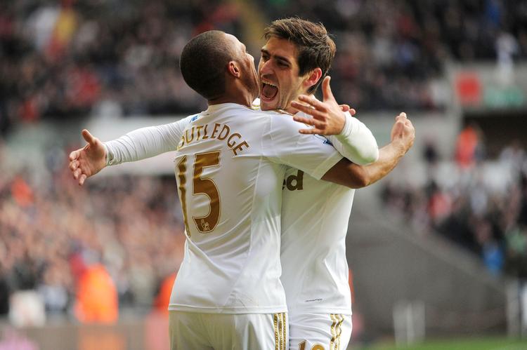 målscorere. Swanseas Wayne Routledge (tv) åbnede scoringen for Swansea i det, der lignede en sikker sejr. Men efter kampen skal Swansea være glad for, at Danny Graham (th) dukkede op i overtiden og sikrede uafgjort. 