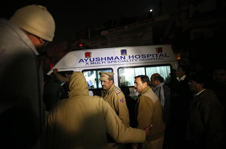 BISÆTTELSE. Liget af det døde voldtægtsoffer køres til kremering i New Delhi søndag. 
