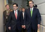 Splittelse. De ledende republikanere Eric Cantor (tv) og John Boehner (th) stemte i hver sin retning, da Repræsentanternes Hus i nat godkendte et lovforslag med skattestigninger for de rigeste amerikanere. 