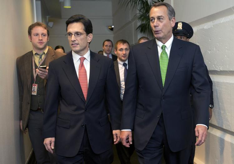 Splittelse. De ledende republikanere Eric Cantor (tv) og John Boehner (th) stemte i hver sin retning, da Repræsentanternes Hus i nat godkendte et lovforslag med skattestigninger for de rigeste amerikanere. 