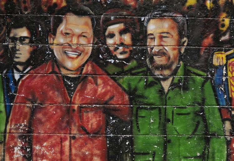Opereret. Hugo Chávez, her afbilledet sammen med Cubas præsident Fidel Castro, er i øjeblikket indlagt i Cuba med kræft. 