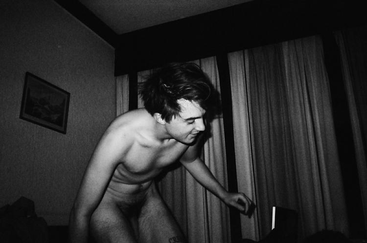 Nøgenhed. Egentlig mister fotografens kæreste balancen, men det ser ud som om, han danser, siger hun selv. Den slags billeder ville I gerne kigge på i året, der gik. 