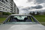 angreb.Flere biler på parkeringspladserne ved Vollsmose får smadret ruderne efter unges stormløb mod skadestuen i Odense. (arkiv) 