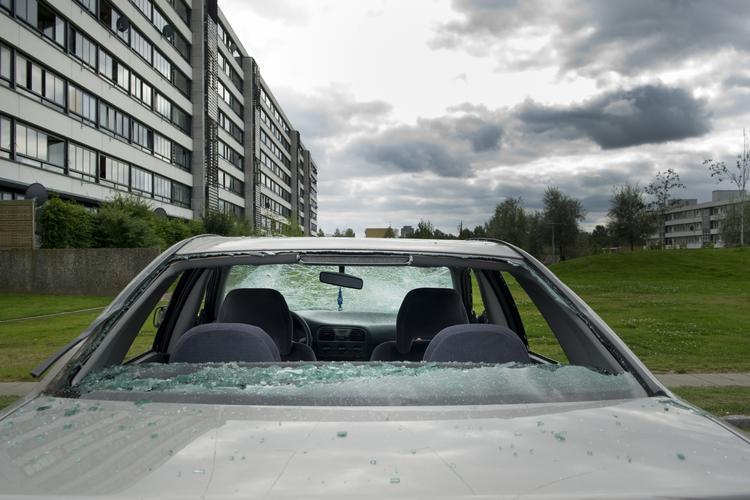 angreb.Flere biler på parkeringspladserne ved Vollsmose får smadret ruderne efter unges stormløb mod skadestuen i Odense. (arkiv) 