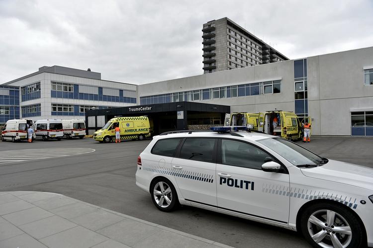 stormløb. 20. august sidste år blev skadestuen på Odense Universitets Hospital invaderet af en stor gruppe bevæbnede unge, som forsøgte at få fat i en mand, der var indlagt til behandling for et skudsår. Tre er siden blevet anholdt, og sagen mod dem begynder i dag. 