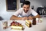 UHHMM! Smag så meget kage, du har lyst til, når dessertkokken Nikolaos Strangas inviterer Politiken Madklubs medlemmer til 'high tea'. 