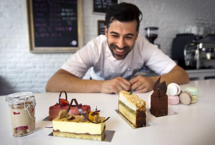 UHHMM! Smag så meget kage, du har lyst til, når dessertkokken Nikolaos Strangas inviterer Politiken Madklubs medlemmer til 'high tea'. 