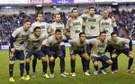HILSEN. Før kampen mod Valladolid kom FC Barcelonas spillere på banen i en trøje med en hilsen til den syge træner. 