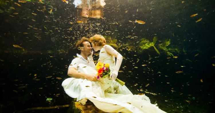 VIET. Lisa Gant og Alex Pelling rejser verden rundt og bliver gift i samtlige lande, de kører igennem. 