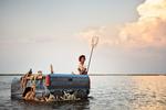 Film. Quvenzhané Wallis spiller  seks-årige Hushpuppy, der bor i et afsides samfund i New Orleans kaldet 'The Bathtub'. 