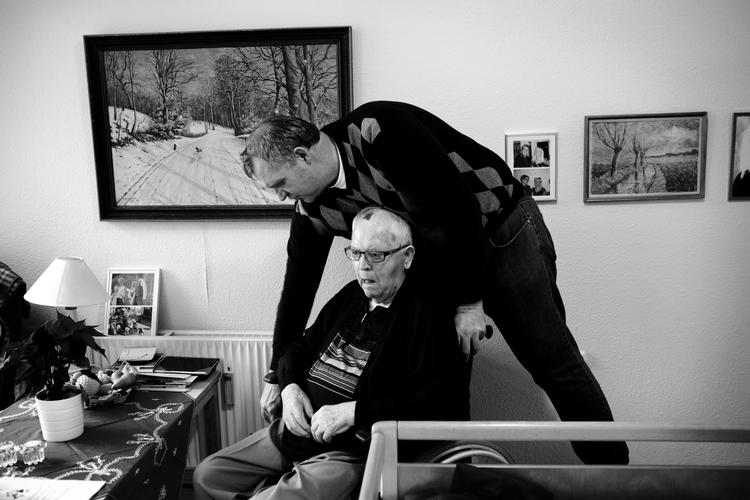 Jobskifte. I begyndelsen var det grænseoverskridende for Henrik Munkholm Rasmussen at passe de ældre på plejehjemmet. Nu har han vænnet sig til det og er lettet over ikke at skulle være på kontanthjælp fra januar. 