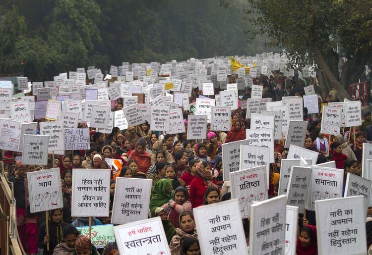PROTESTER. Gruppevoldtægten har udløst omfattende demonstrationer i Indien, som her, hvor kvinder forlanger større sikkerhed. »Vi forlanger respekt, ikke vold«, fremgår det af plakaterne. 