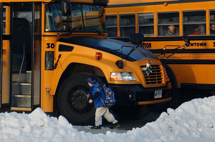 Begyndelse. En amerikansk purk er på vej op i skolebussen for at komme til sin nye skole i nabobyen Monroe. 