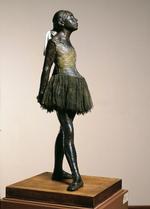 Livagtig. 'Fjortenårig danserinde'  fra 1880 er den eneste skulptur, som  Degas selv valgte at udstille. Han gik aldrig tættere på virkeligheden end her. 
