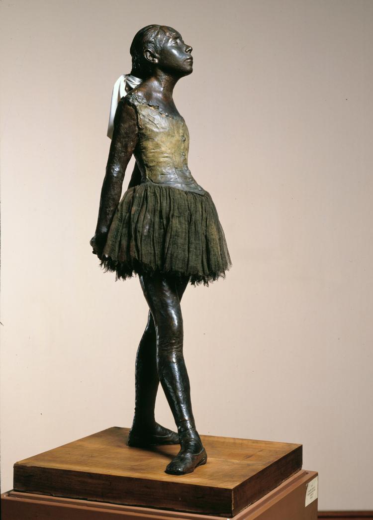 Livagtig. 'Fjortenårig danserinde'  fra 1880 er den eneste skulptur, som  Degas selv valgte at udstille. Han gik aldrig tættere på virkeligheden end her. 