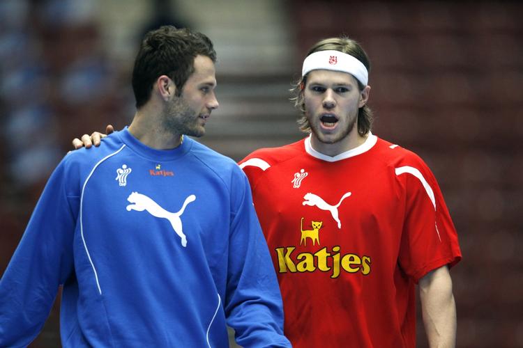 Optakt. Så er der snart VM. Mon ikke Mikkel Hansen, der her klapper Jesper Nøddesbo på skulderen, får en vis rolle at spille der! 