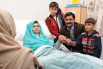 BESØG. Malalas familie besøger hende på hospitalet. Hendes far har netop fået job på det pakistanske konsulat i Birmingham. 