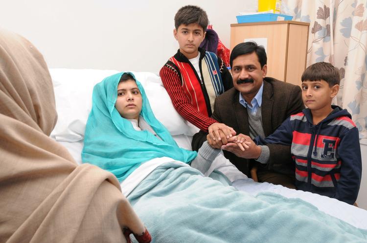 BESØG. Malalas familie besøger hende på hospitalet. Hendes far har netop fået job på det pakistanske konsulat i Birmingham. 