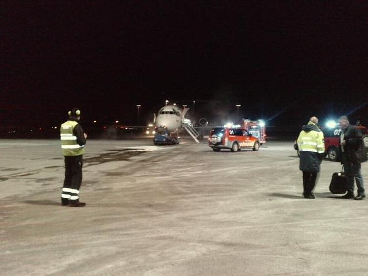 Evakuering. Der var heldigvis ingen personer, der kom til skade, da der opstod røg i kabinen på flyet. 
