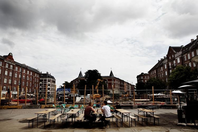 Digtet ' Altid kan læses her på Enghave Plads, hvor det opsættes på Byens Hegn. 