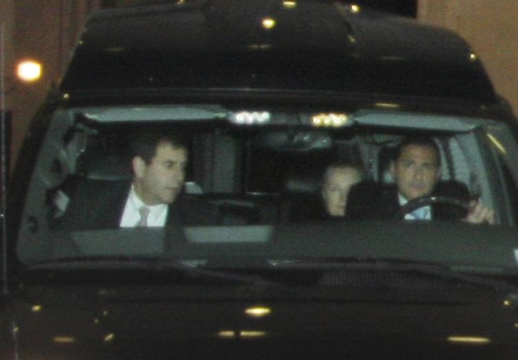 færdigbehandlet.  Hillary Clilnton forlader New York-Presbyterian hospitalet efter at være blevet behandlet for en blodprop, som hun pådrog sig som følge af en hjernerystelse. 