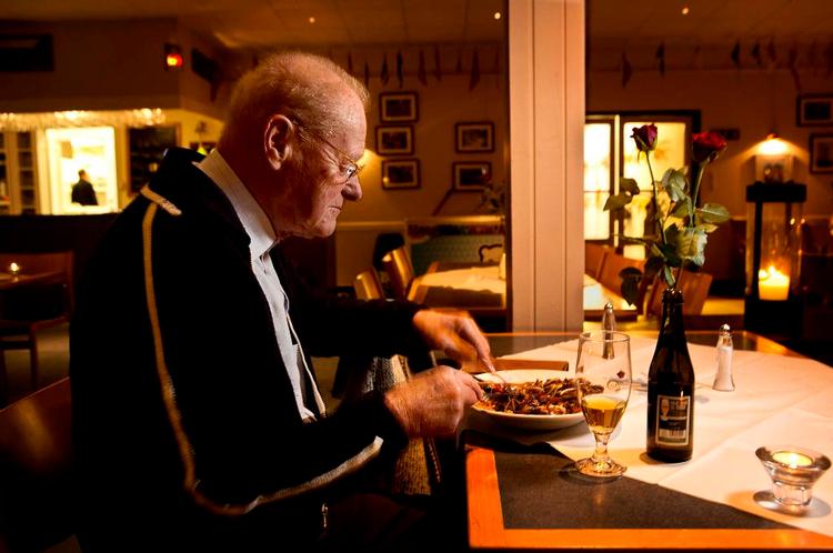 Wok. Tage Sarby spiser chili-soja-marineret and med stegte nudler på Restaurant Sundby Sejl - og med kommunalt tilskud. 