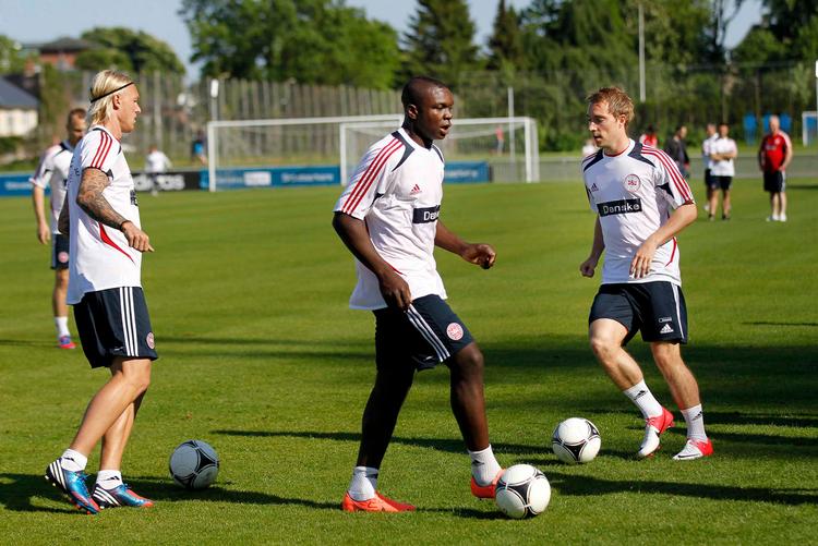 Fast. En af de store milepæle, som Jores Okore (i midten) har opnået i 2012, er, at han hele tiden har været en fast del af landstræner Morten Olsens udvalgte trupper. 