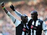 målnæser. Newcastle Uniteds Papiss Cisse (tv) har udgjort en farlig frontduo med  Demba Ba (th), men nu skifter sidstnævnte. 