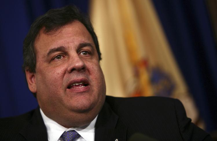 alternativ. Den republikanske guvernør Chris Christie har vendt sin retorik alternativt i forbindelse med orkanen Sandy. Først skamroste han Obama, for hans ageren,   og nu får den republikanske  toppolitiker  John Boehner et fur for at have forsinket hjælpen til orkanens ofre. 
