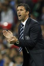 depression. Fodbold i Storbritannien blev ramt af et chok, da landstræner for Wales, Gary Speed, begik selvmord efter en depression. 
