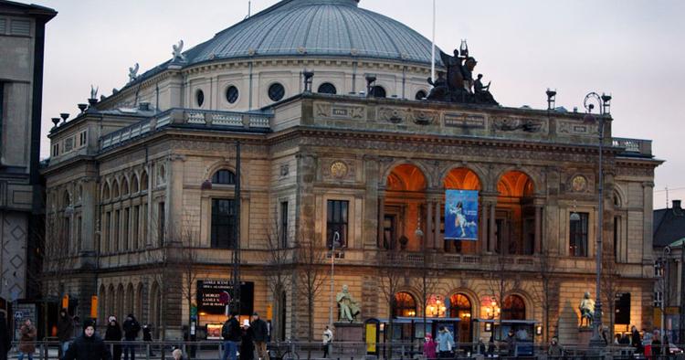 Det Kongelige Teater på Kongens Nytorv bliver blandt de nærmeste seværdigheder for hotelgæsterne på det nye hotel, der efter planen åbner nær Kongens Nytorv i 2014. 
