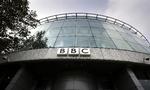 skandale. Storbritannien blev rystet, da det kom frem, at BBC-værten angiveligt har misbrugt over 300 børn. Nu er komikeren Jim Davidson blevet anholdt for overgreb, som ligger 25 år tilbage i tiden. 