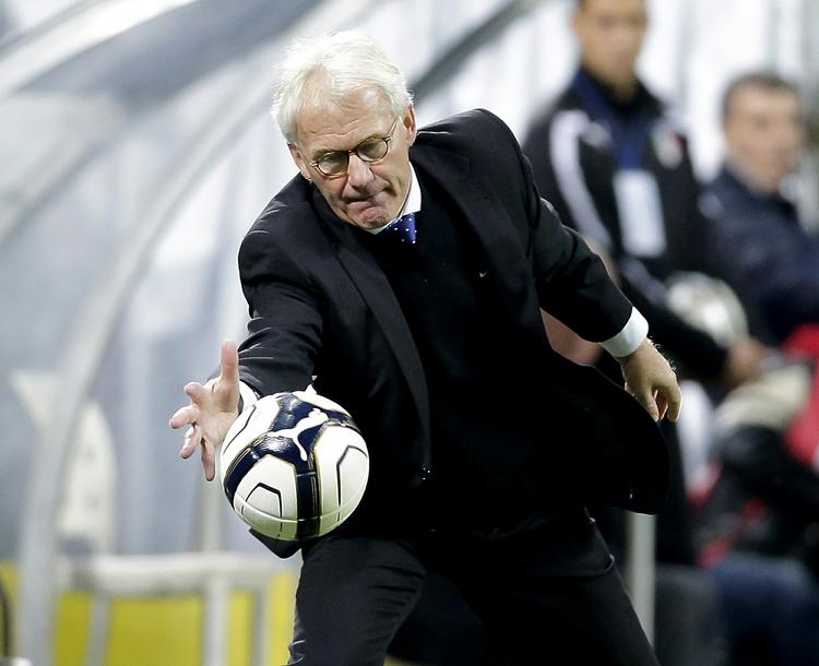 Presset. Det danske fodboldlandshold og træner Morten Olsen halter ved indgangen til 2013 efter Italien, Tjekkiet og Bulgarien i kampen om billetterne til VM i Brasilien næste sommer. 