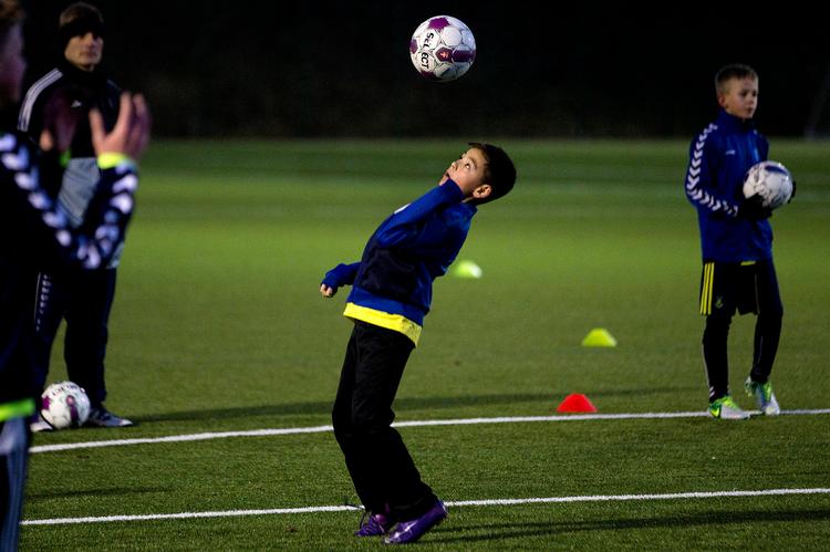 prøvetræner. For en fyr på 11 år – Tycho Collins – der kan score op mod 10 mål i en kamp hjemme i Kina, bliver opholdet i Brøndby lidt af en chok, mener akademichef Mads Davidsen.  Foto: Finn Frandsen 