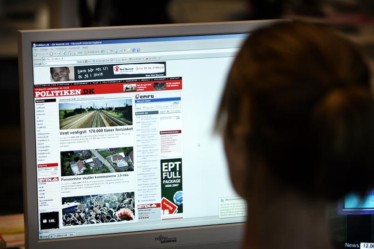 Deling. »Vi må i de private medier overveje, om vi skal blive ved med også at stille så meget gratis op til at fylde DR's og TV 2 News' programflader«, siger Lisbeth Knudsen, direktør i Berlingske Media og chefredaktør for berlingske. 